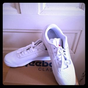White Lowtop Reebok Classics